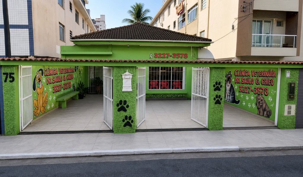 Fachada verde da Clínica Veterinária Dr. Saulo Godoy Chigo na Rua São José, 75, Embaré, Santos
